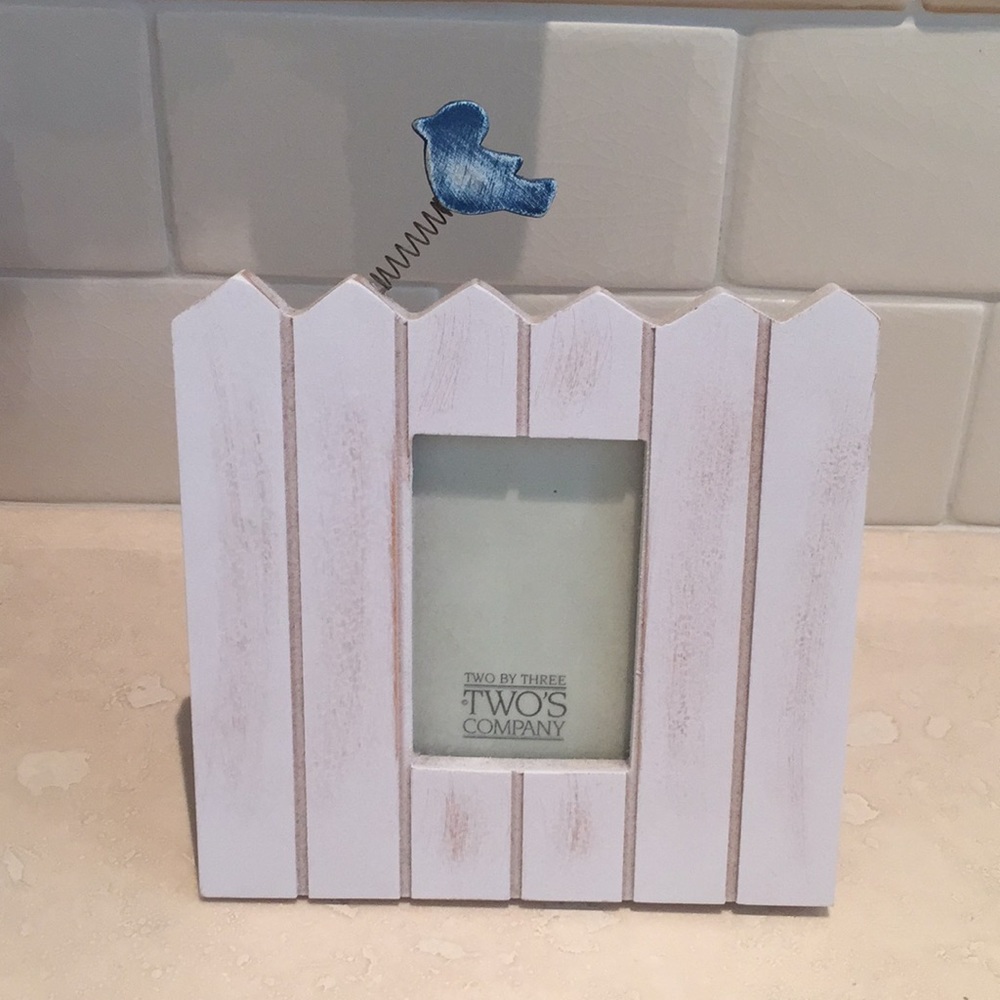 Two’s Company White Picket Fence Frame
